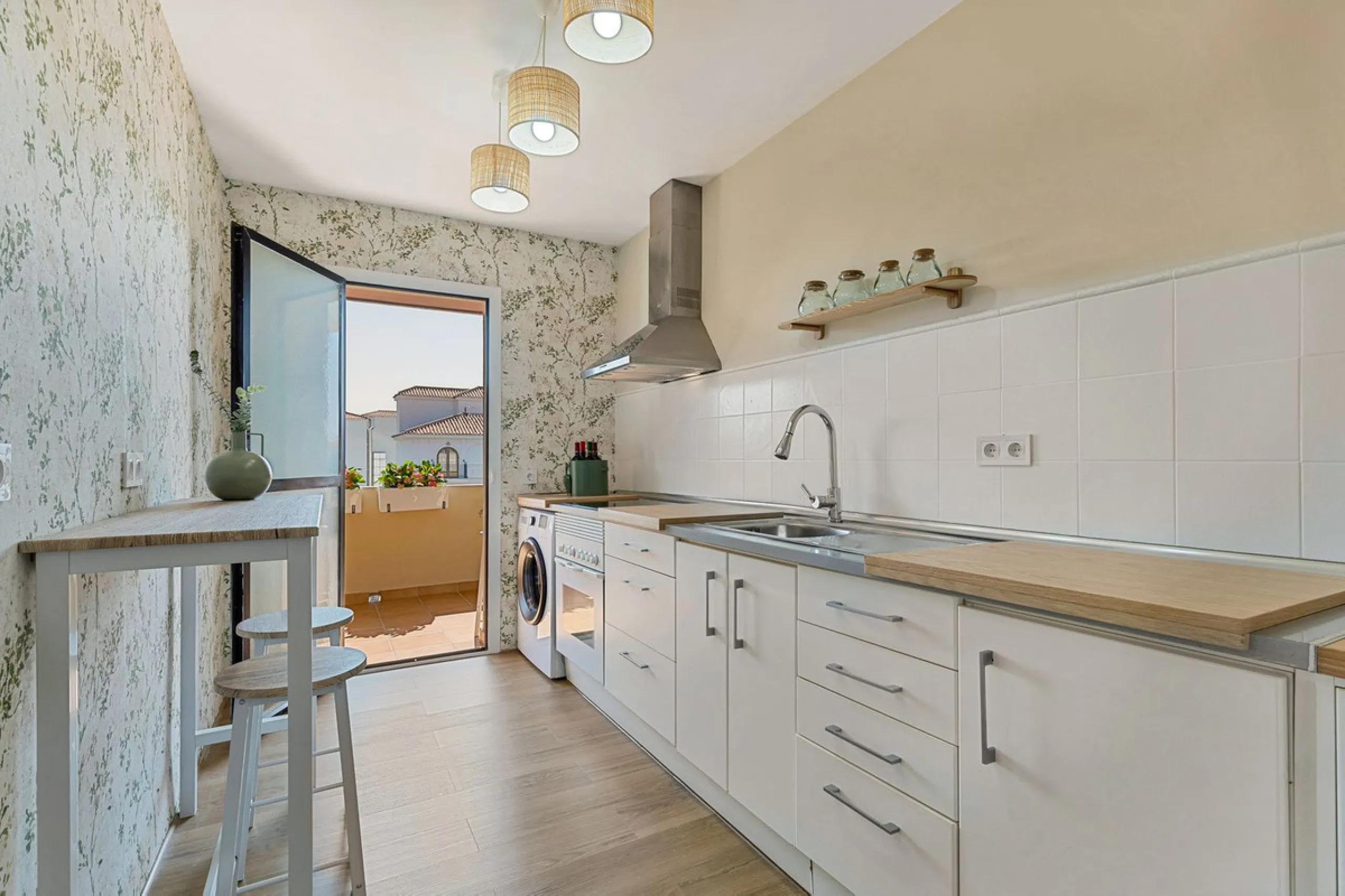 Apartment - Middle Floor Apartment в продаже в Marbella, Málaga. В доме 2 спален и 2 ванных комнат. Площадь дома 107 м²