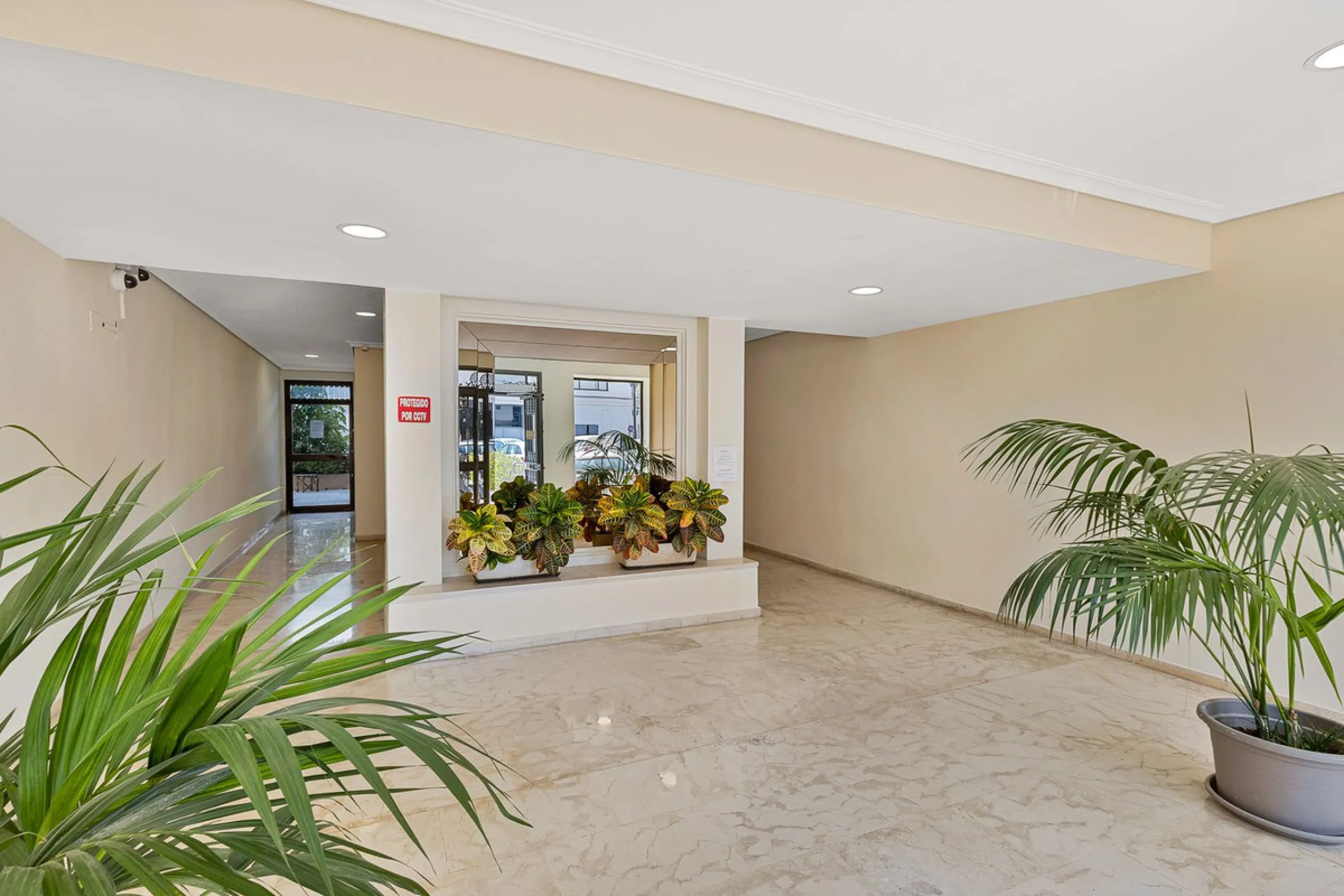 Apartment - Middle Floor Apartment в продаже в Marbella, Málaga. В доме 2 спален и 2 ванных комнат. Площадь дома 107 м²