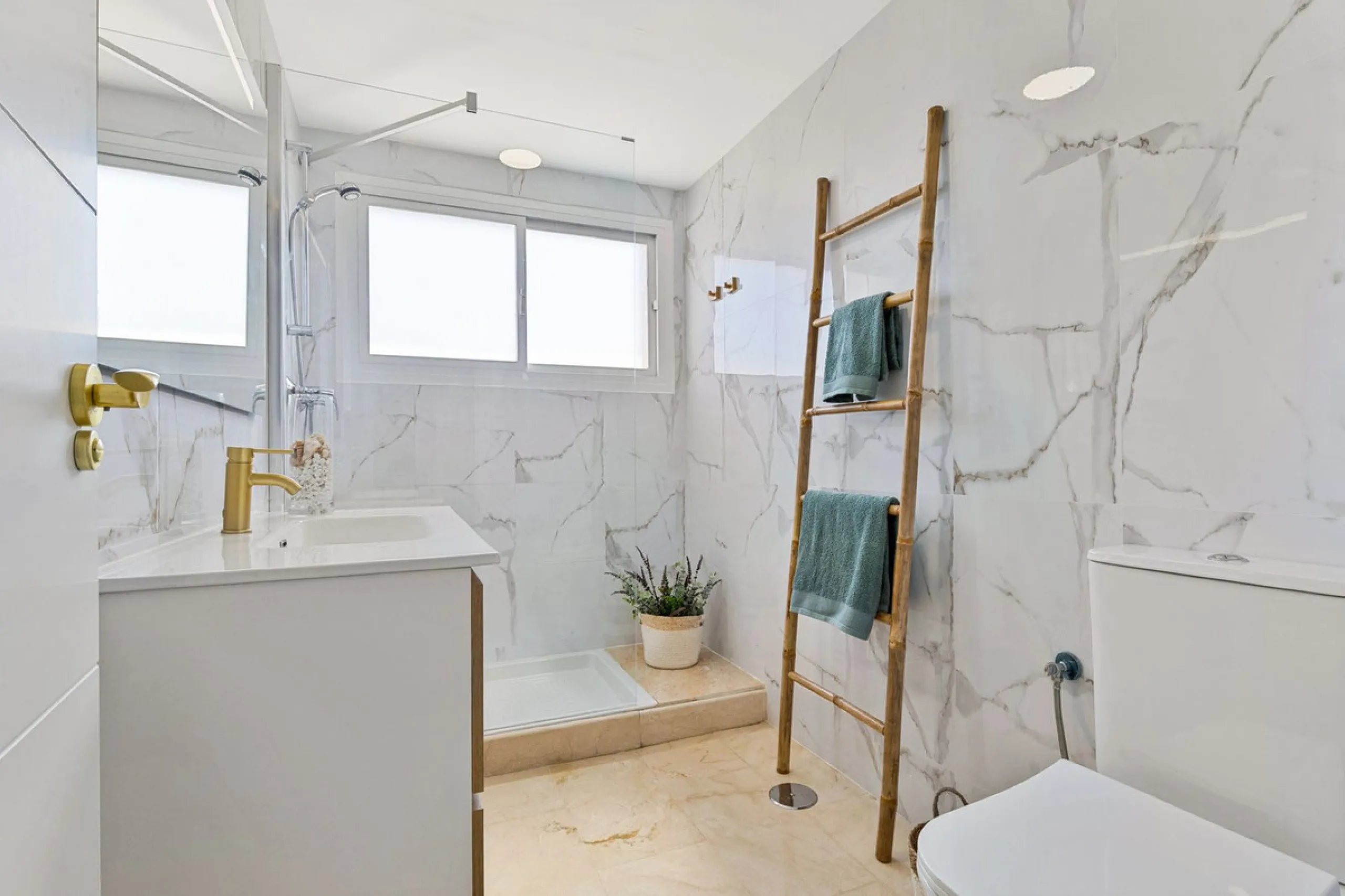 Apartment - Middle Floor Apartment в продаже в Marbella, Málaga. В доме 2 спален и 2 ванных комнат. Площадь дома 107 м²