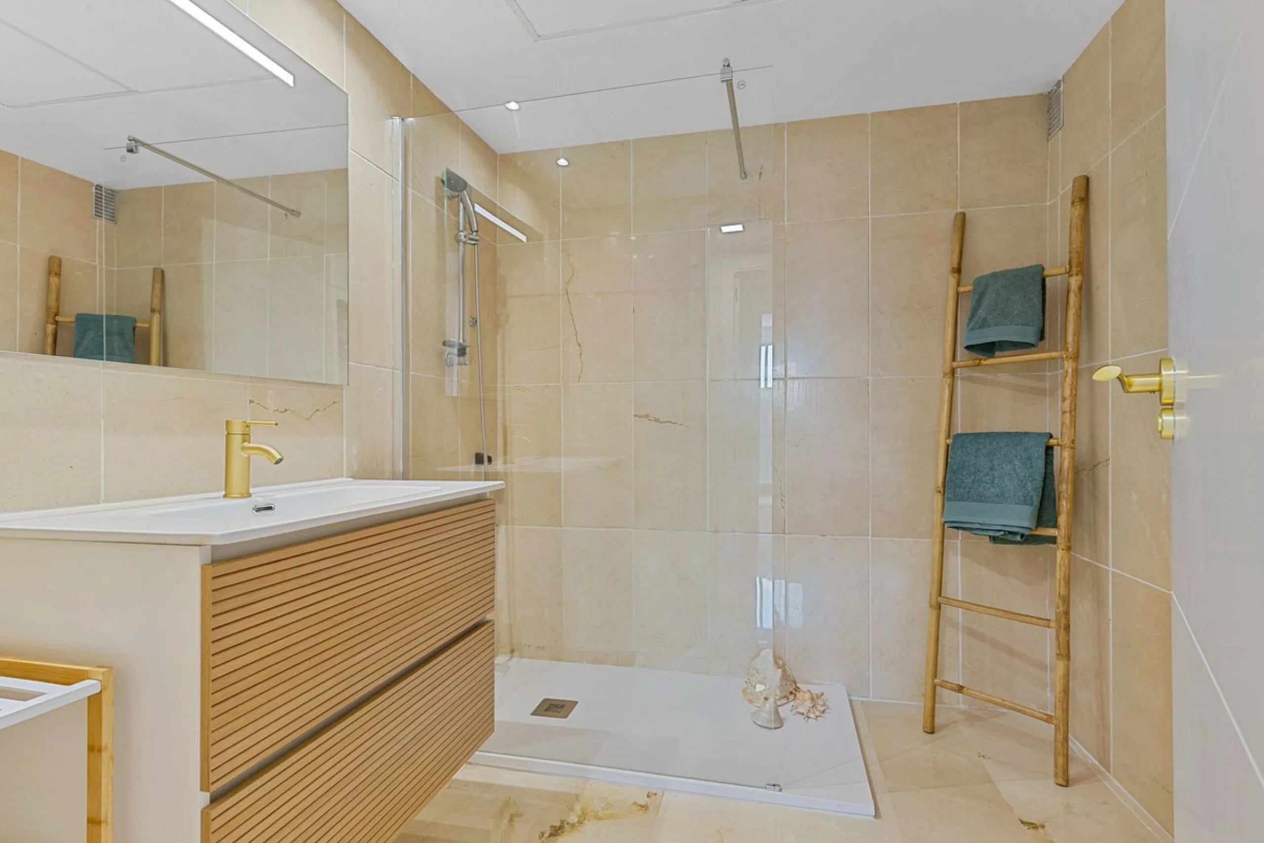 Apartment - Middle Floor Apartment в продаже в Marbella, Málaga. В доме 2 спален и 2 ванных комнат. Площадь дома 107 м²