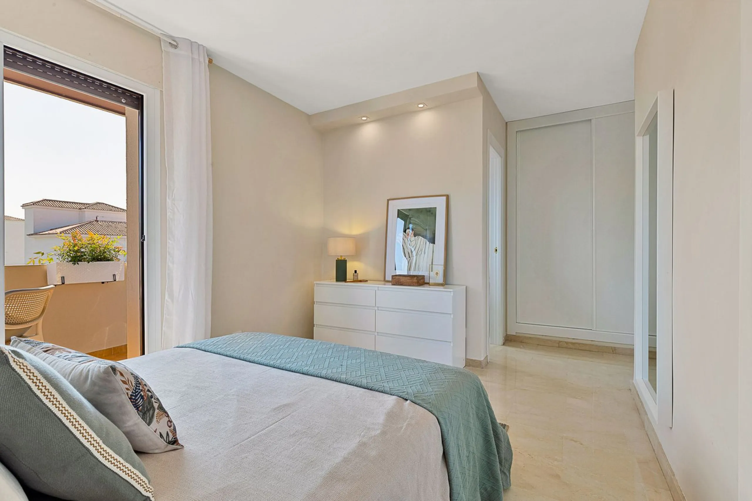 Apartment - Middle Floor Apartment в продаже в Marbella, Málaga. В доме 2 спален и 2 ванных комнат. Площадь дома 107 м²