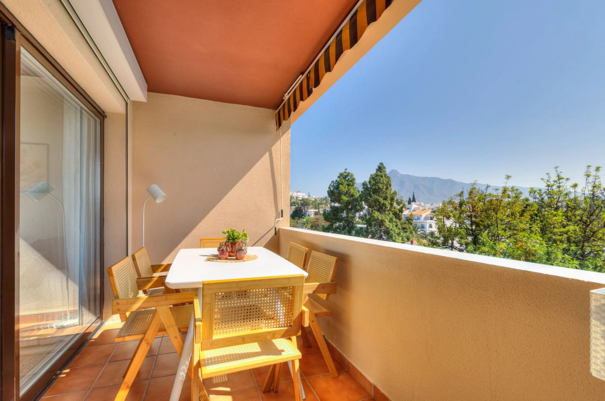 Apartment - Middle Floor Apartment в продаже в Marbella, Málaga. В доме 2 спален и 2 ванных комнат. Площадь дома 107 м²