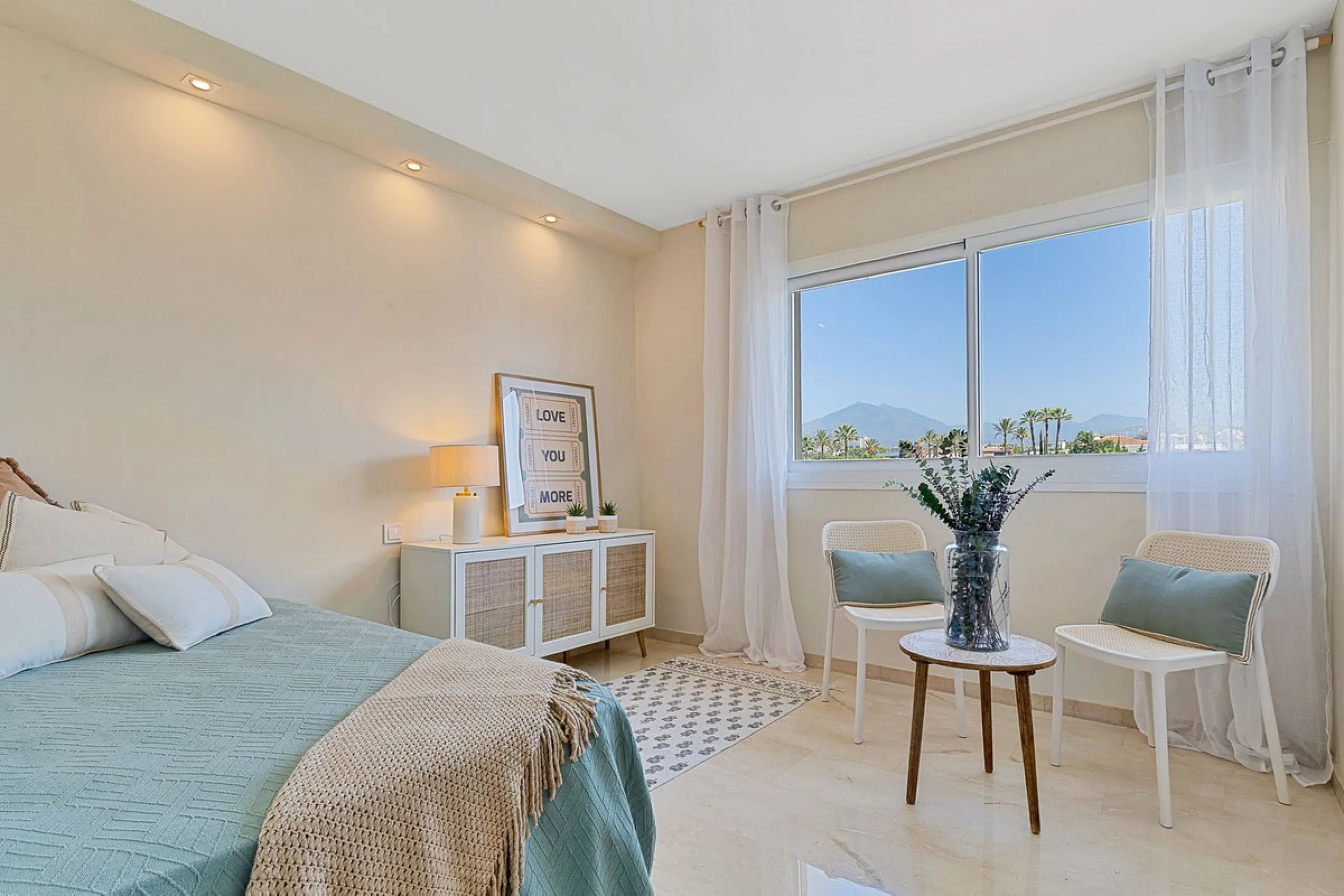 Apartment - Middle Floor Apartment в продаже в Marbella, Málaga. В доме 2 спален и 2 ванных комнат. Площадь дома 107 м²