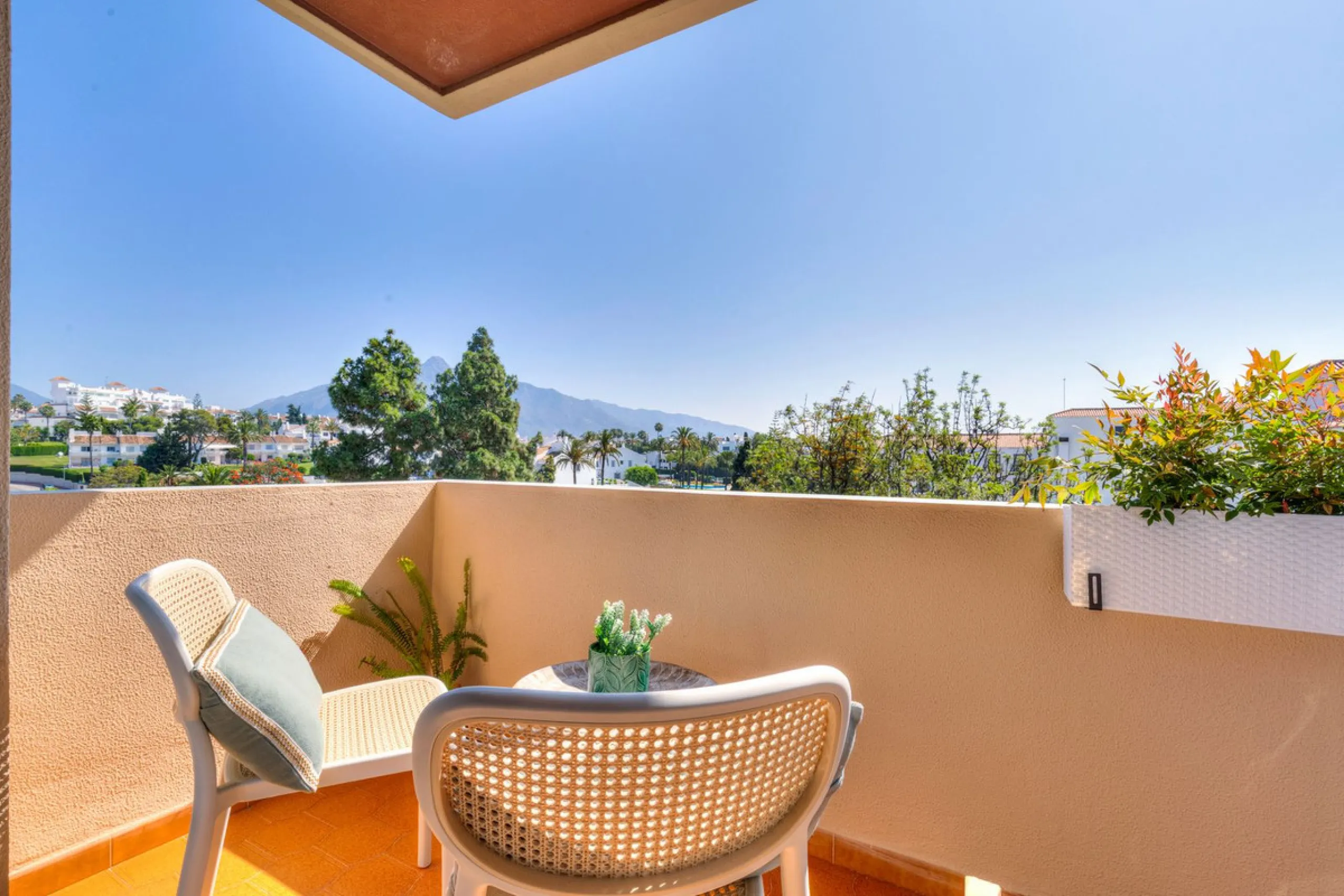 Apartment - Middle Floor Apartment в продаже в Marbella, Málaga. В доме 2 спален и 2 ванных комнат. Площадь дома 107 м²