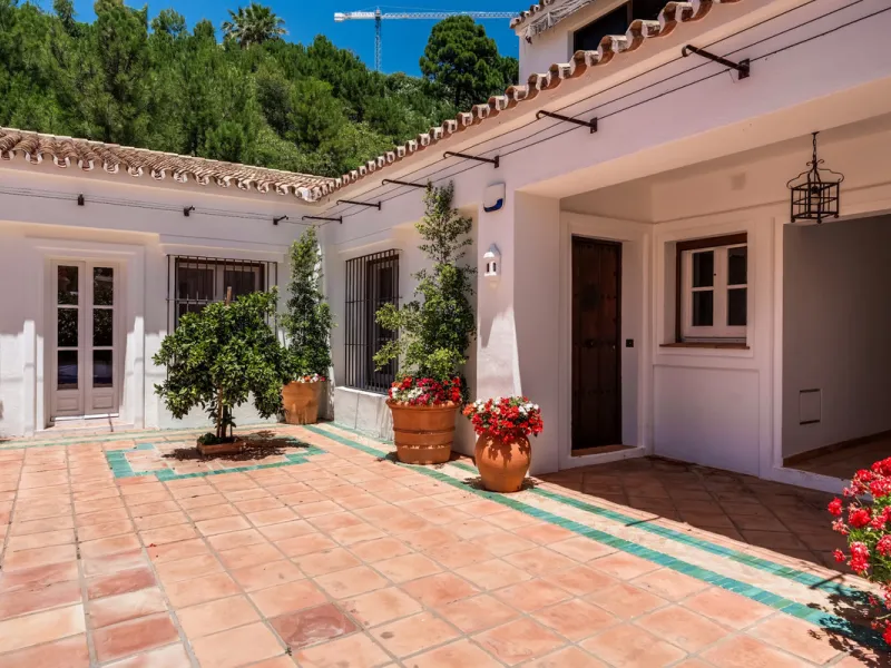This charming ground-floor apartment is located in the exclusive La Zagaleta Urbanization, within a small, unique complex of just seven apartments known as "EL PARADOR"—the only one with a private plunge pool. Surrounded by golf courses, forests, and moun