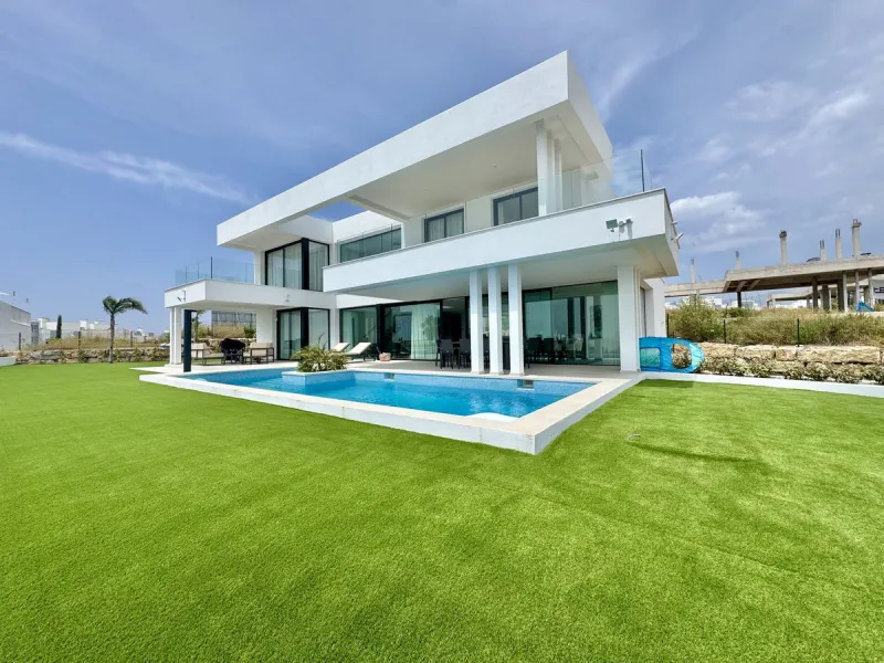 Modern newly built villa with 6 bedrooms and 6 en-suite bathrooms, spread over 3 floors and located in an exclusive area, designed for those seeking luxury, comfort, and style. With 460sqm of built area and a southeast orientation, this property stands ou