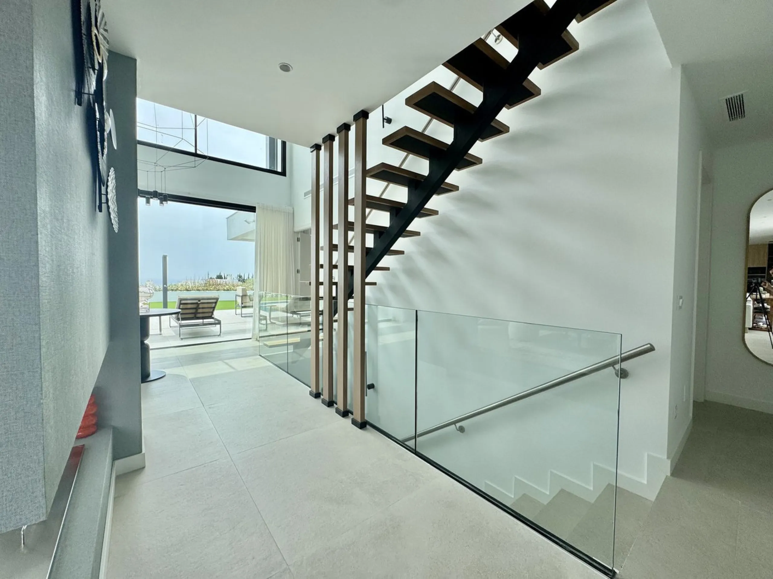 House - Detached Villa в продаже в Estepona, Málaga. В доме 6 спален и 7 ванных комнат. Площадь дома 460 м². Площадь участка 1067 м²