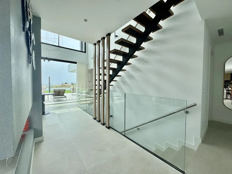 House - Detached Villa в продаже в Estepona, Málaga. В доме 6 спален и 7 ванных комнат. Площадь дома 460 м². Площадь участка 1067 м²