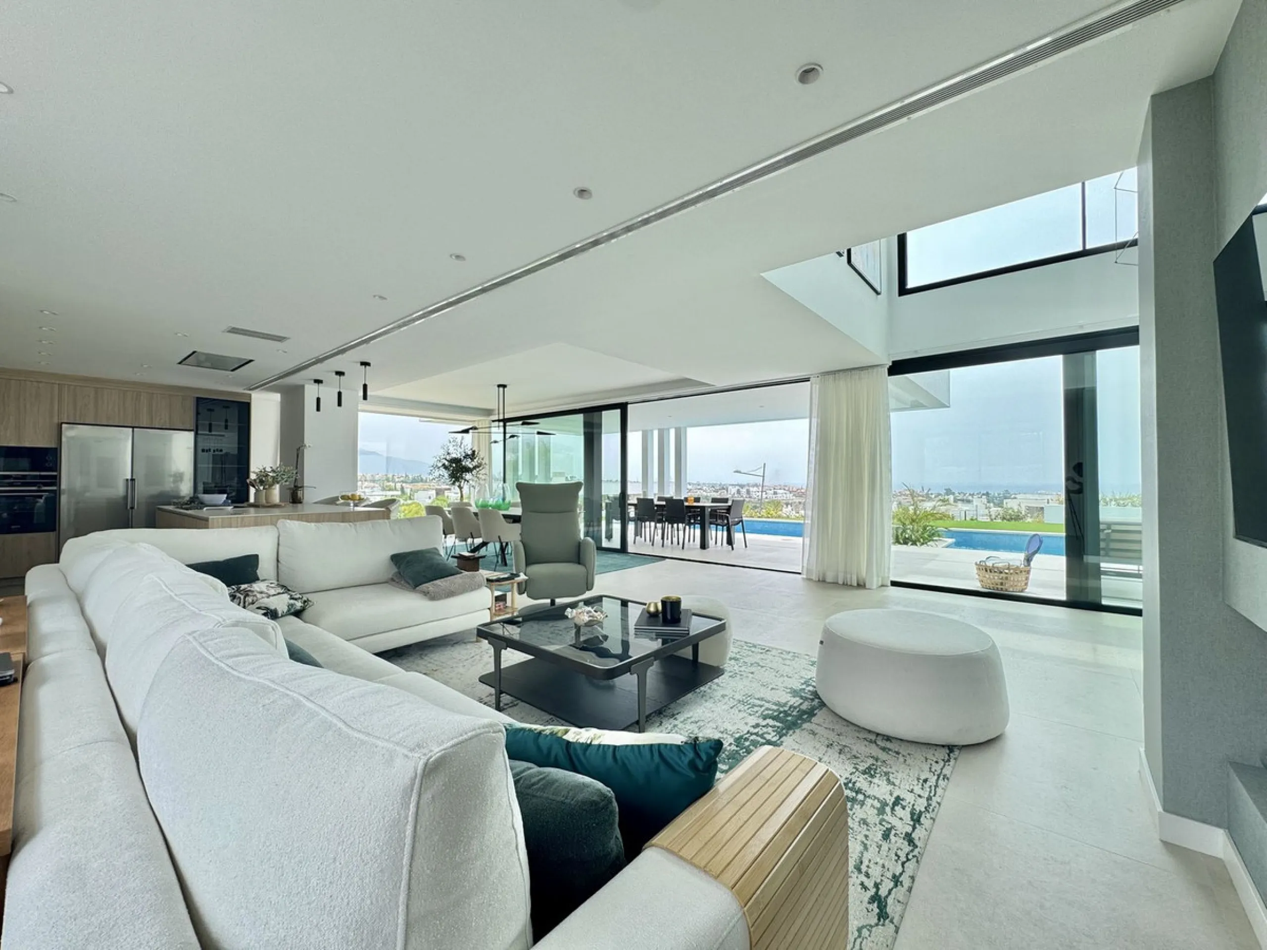 House - Detached Villa в продаже в Estepona, Málaga. В доме 6 спален и 7 ванных комнат. Площадь дома 460 м². Площадь участка 1067 м²