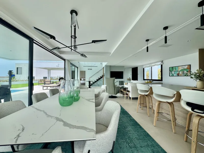 House - Detached Villa в продаже в Estepona, Málaga. В доме 6 спален и 7 ванных комнат. Площадь дома 460 м². Площадь участка 1067 м²