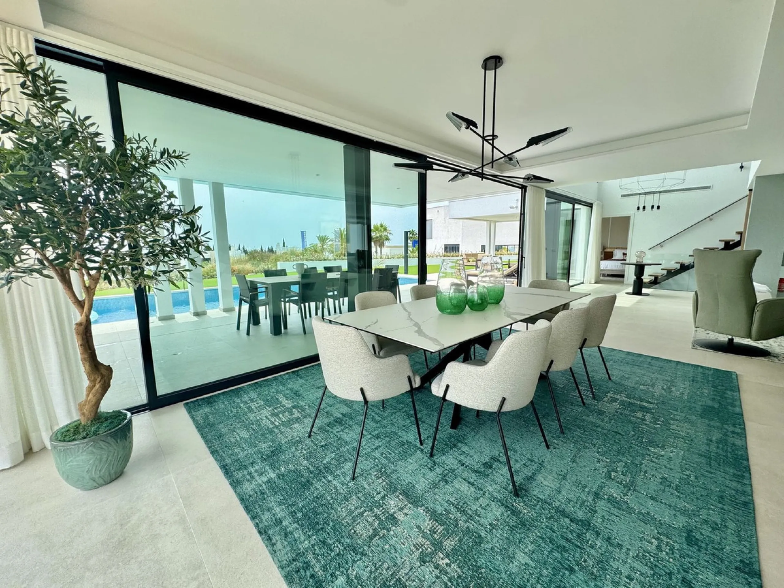 House - Detached Villa в продаже в Estepona, Málaga. В доме 6 спален и 7 ванных комнат. Площадь дома 460 м². Площадь участка 1067 м²