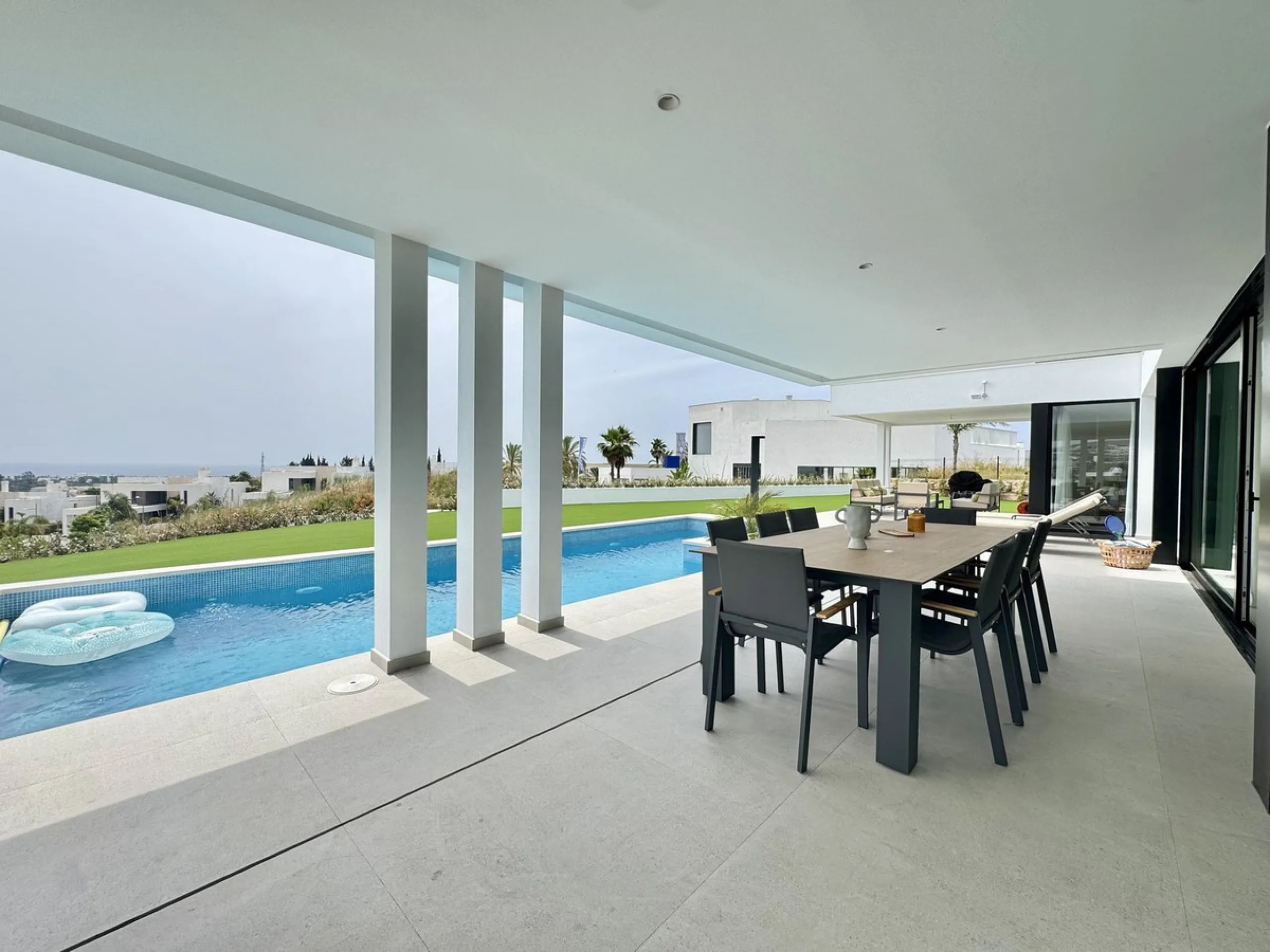 House - Detached Villa в продаже в Estepona, Málaga. В доме 6 спален и 7 ванных комнат. Площадь дома 460 м². Площадь участка 1067 м²