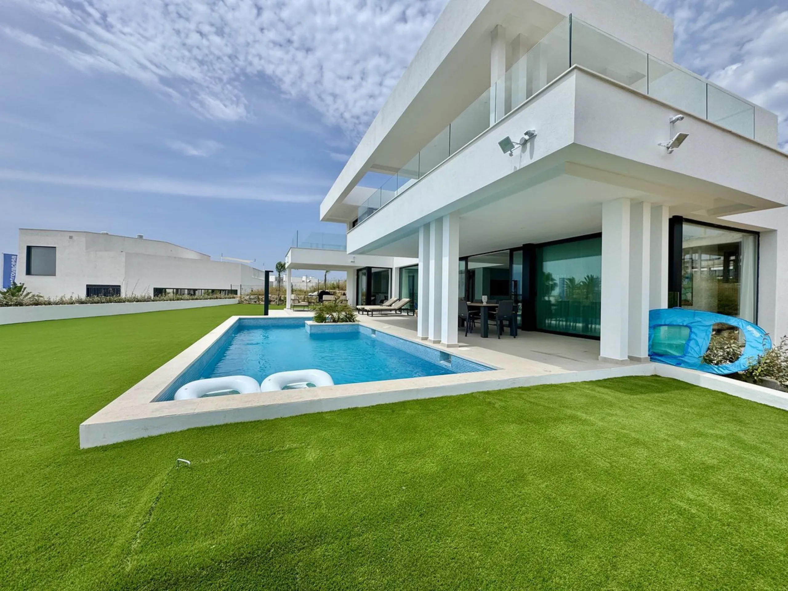 House - Detached Villa в продаже в Estepona, Málaga. В доме 6 спален и 7 ванных комнат. Площадь дома 460 м². Площадь участка 1067 м²
