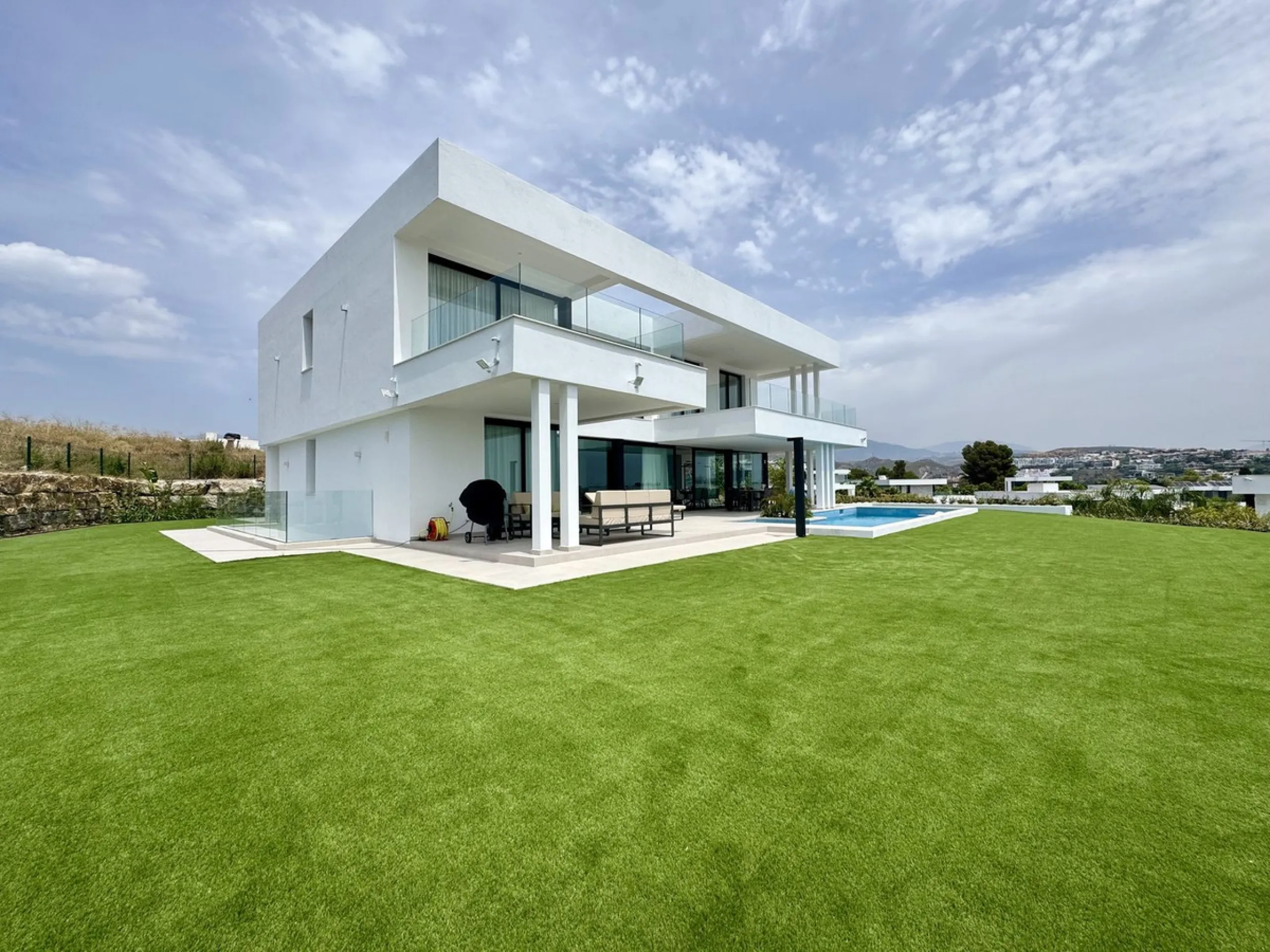 House - Detached Villa в продаже в Estepona, Málaga. В доме 6 спален и 7 ванных комнат. Площадь дома 460 м². Площадь участка 1067 м²