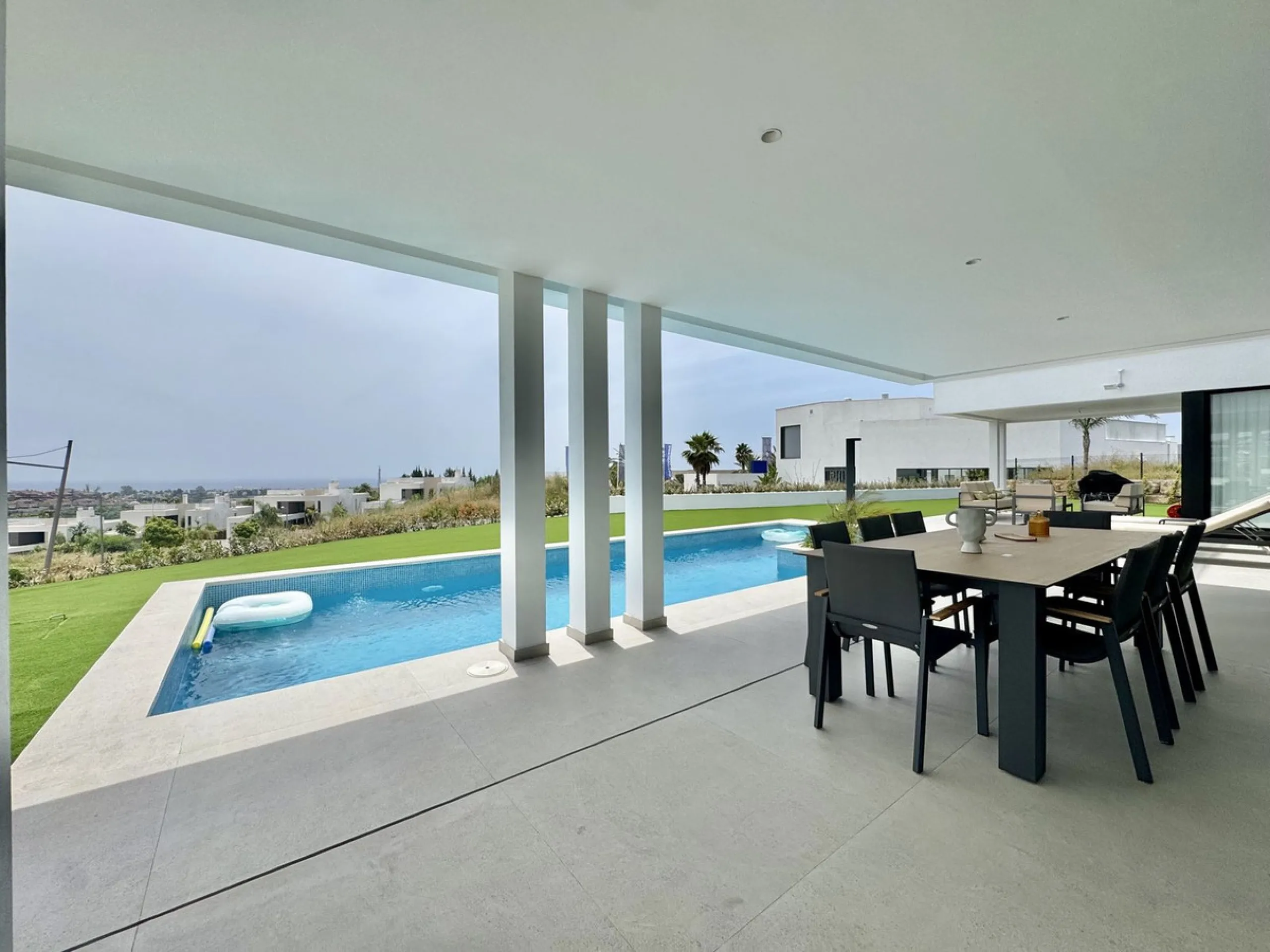 House - Detached Villa в продаже в Estepona, Málaga. В доме 6 спален и 7 ванных комнат. Площадь дома 460 м². Площадь участка 1067 м²