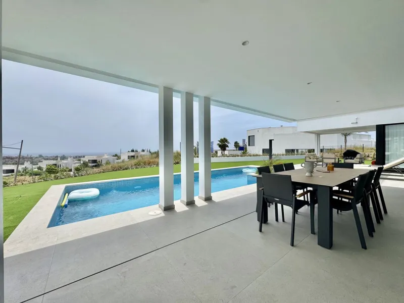 House - Detached Villa в продаже в Estepona, Málaga. В доме 6 спален и 7 ванных комнат. Площадь дома 460 м². Площадь участка 1067 м²
