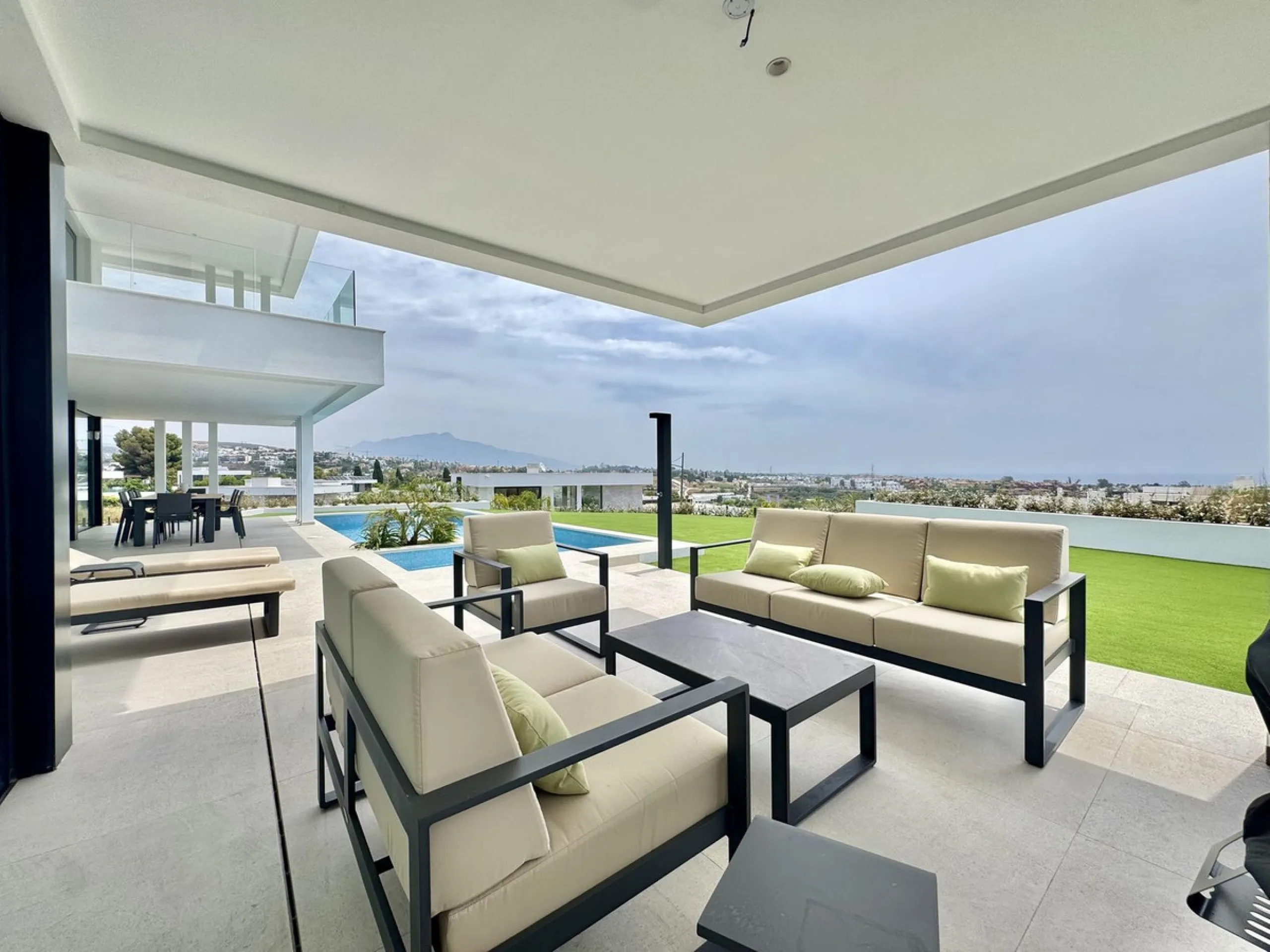 House - Detached Villa в продаже в Estepona, Málaga. В доме 6 спален и 7 ванных комнат. Площадь дома 460 м². Площадь участка 1067 м²