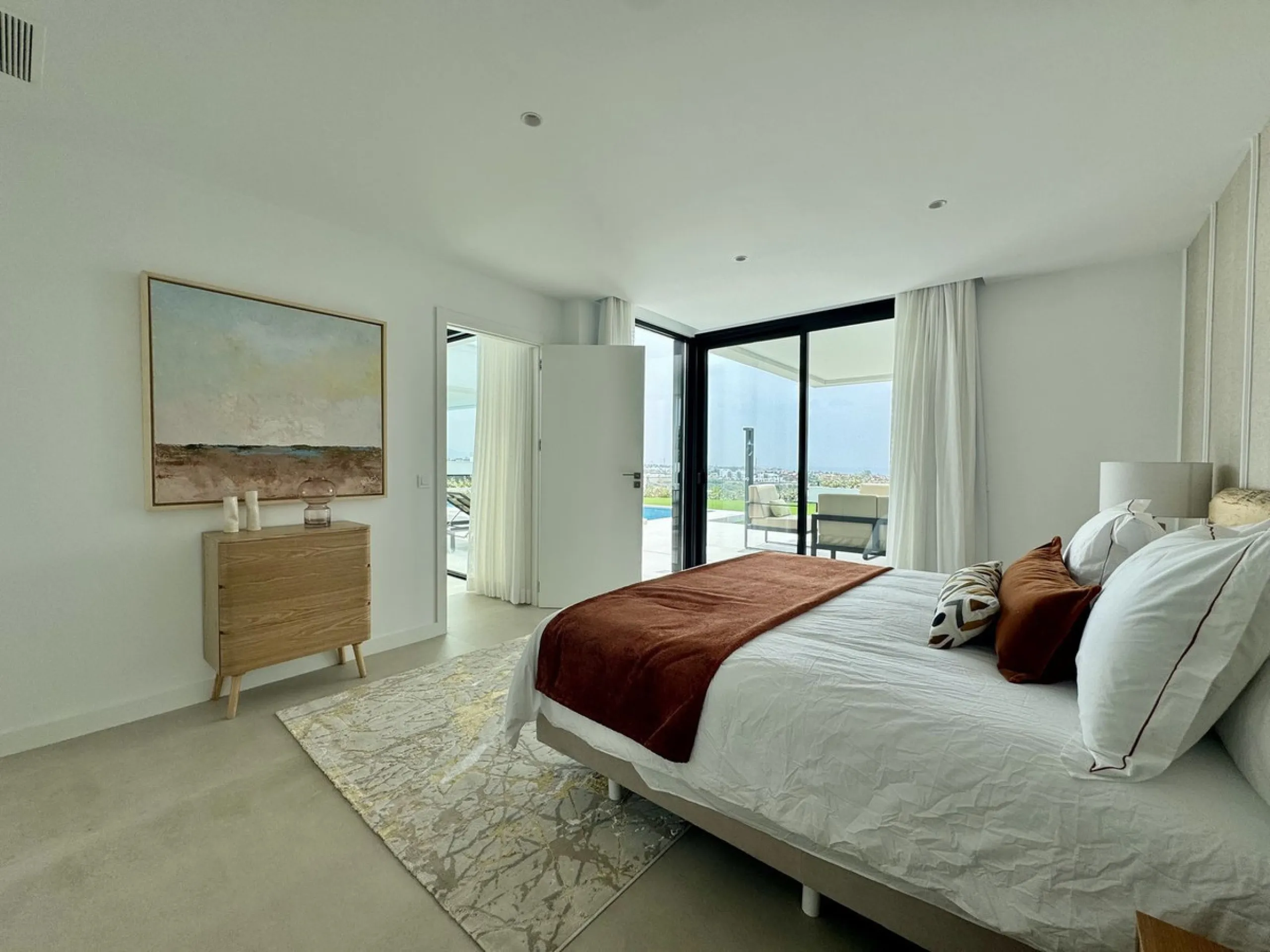House - Detached Villa в продаже в Estepona, Málaga. В доме 6 спален и 7 ванных комнат. Площадь дома 460 м². Площадь участка 1067 м²