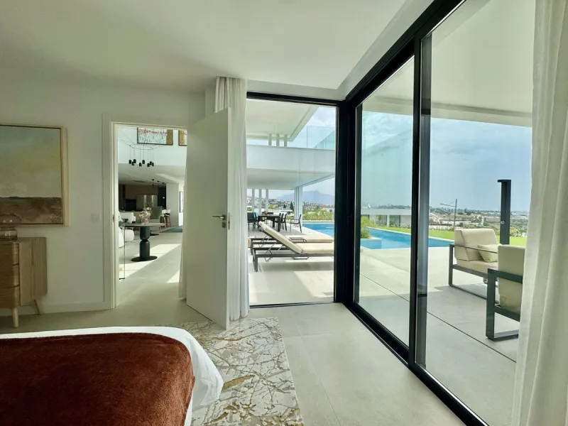 House - Detached Villa в продаже в Estepona, Málaga. В доме 6 спален и 7 ванных комнат. Площадь дома 460 м². Площадь участка 1067 м²
