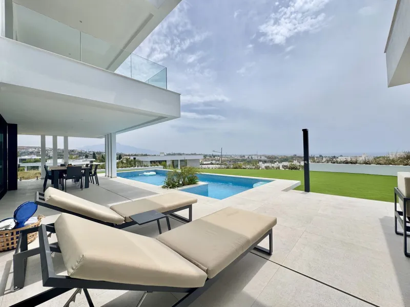 House - Detached Villa в продаже в Estepona, Málaga. В доме 6 спален и 7 ванных комнат. Площадь дома 460 м². Площадь участка 1067 м²