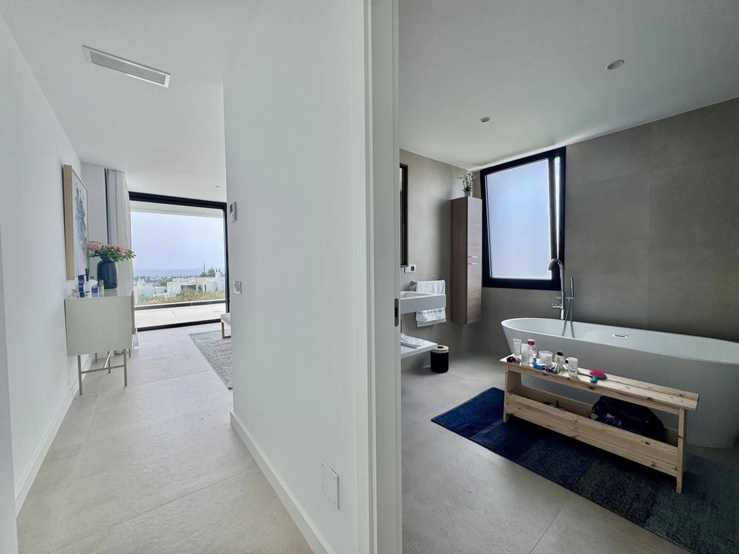 House - Detached Villa в продаже в Estepona, Málaga. В доме 6 спален и 7 ванных комнат. Площадь дома 460 м². Площадь участка 1067 м²