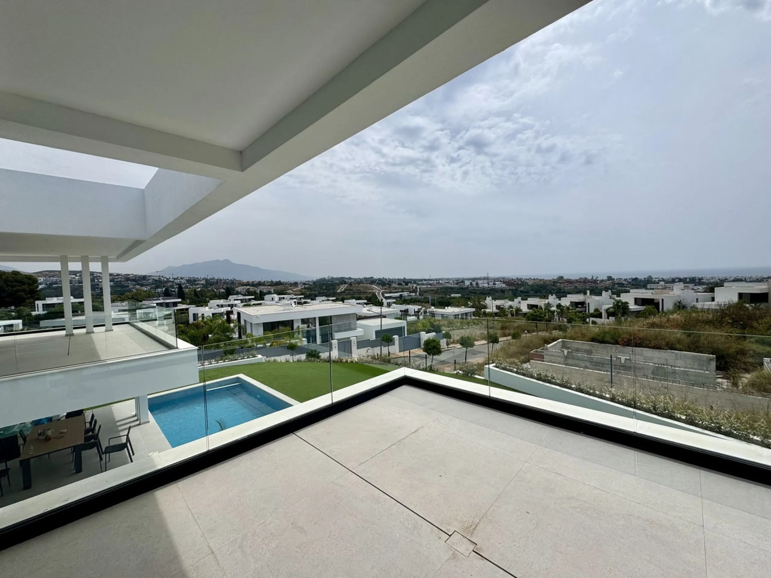 House - Detached Villa в продаже в Estepona, Málaga. В доме 6 спален и 7 ванных комнат. Площадь дома 460 м². Площадь участка 1067 м²