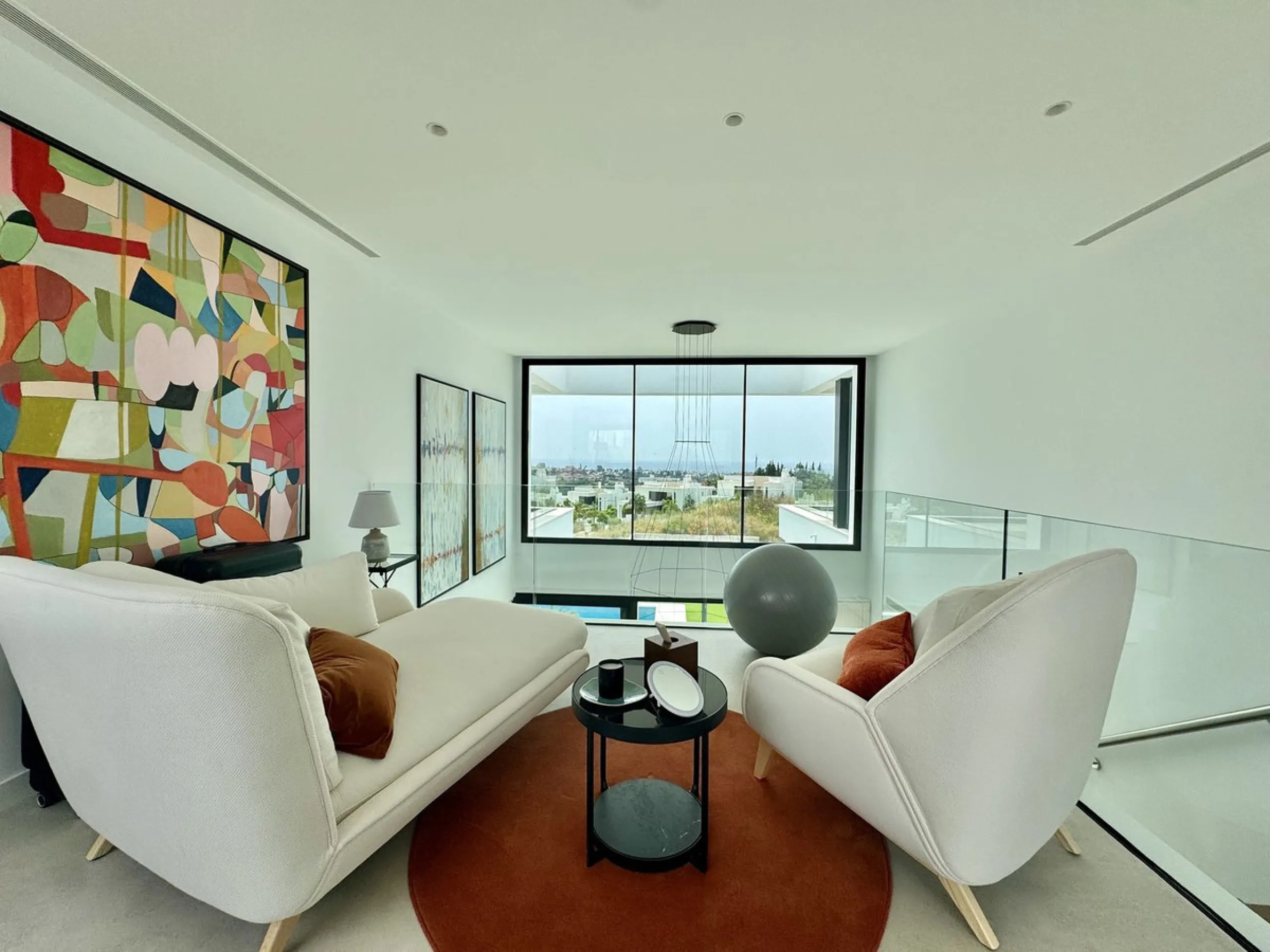 House - Detached Villa в продаже в Estepona, Málaga. В доме 6 спален и 7 ванных комнат. Площадь дома 460 м². Площадь участка 1067 м²