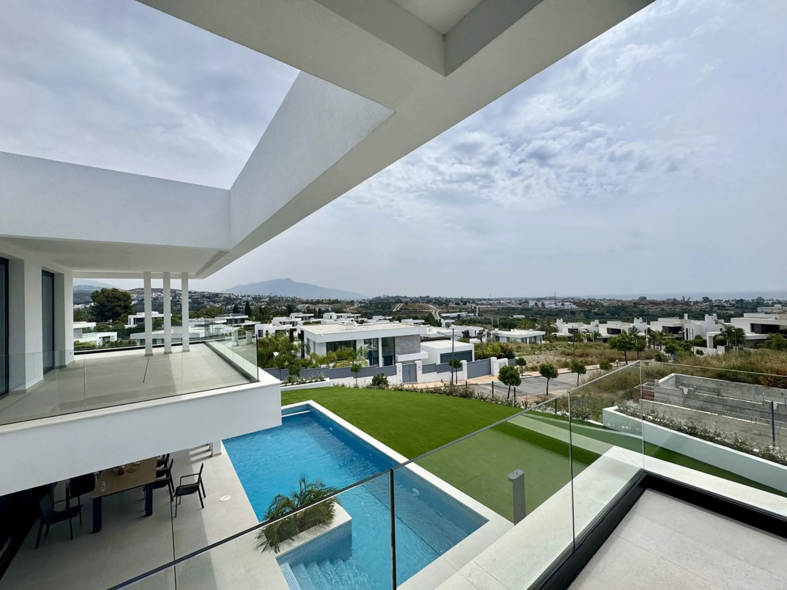 House - Detached Villa в продаже в Estepona, Málaga. В доме 6 спален и 7 ванных комнат. Площадь дома 460 м². Площадь участка 1067 м²
