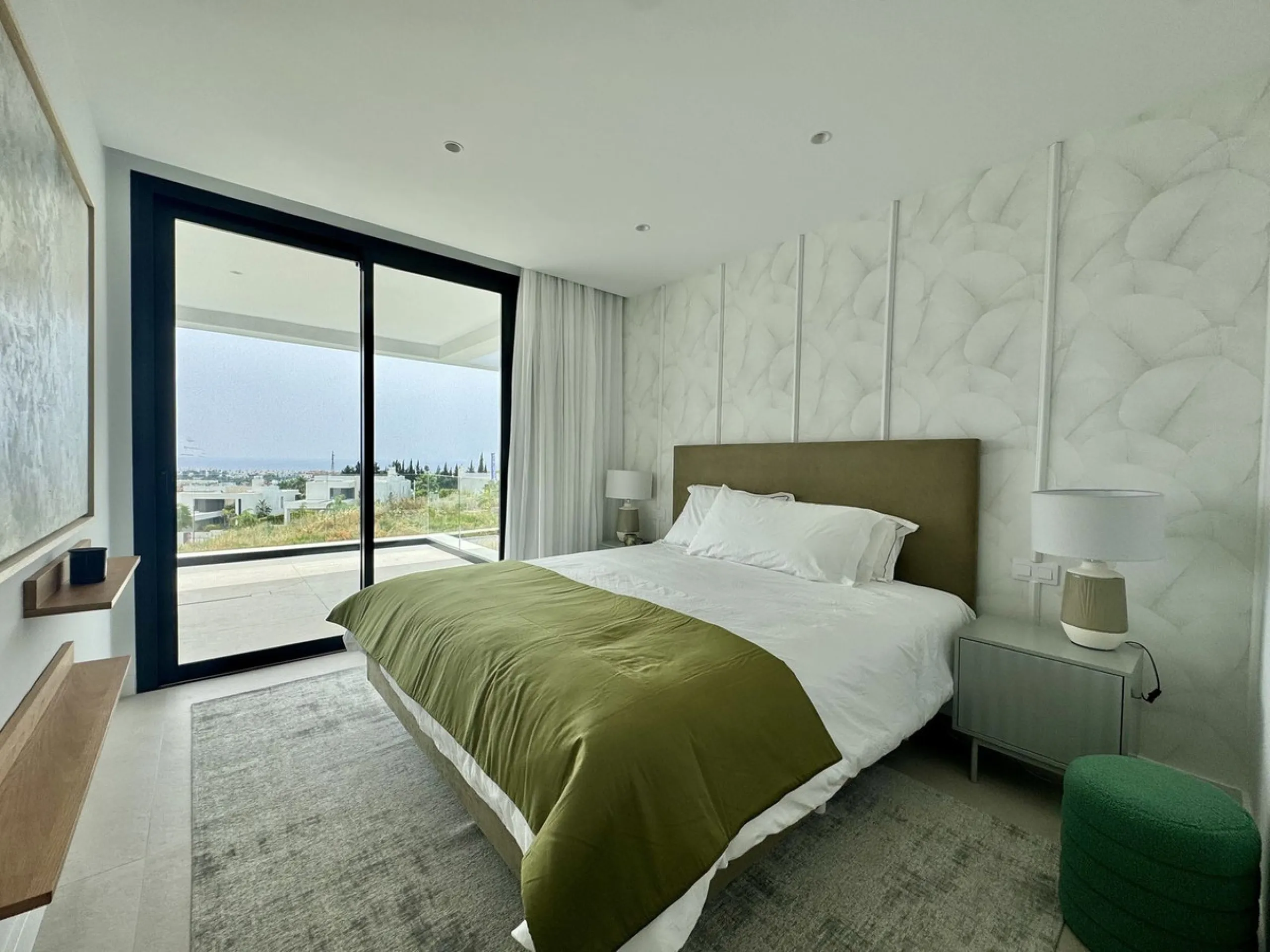 House - Detached Villa в продаже в Estepona, Málaga. В доме 6 спален и 7 ванных комнат. Площадь дома 460 м². Площадь участка 1067 м²