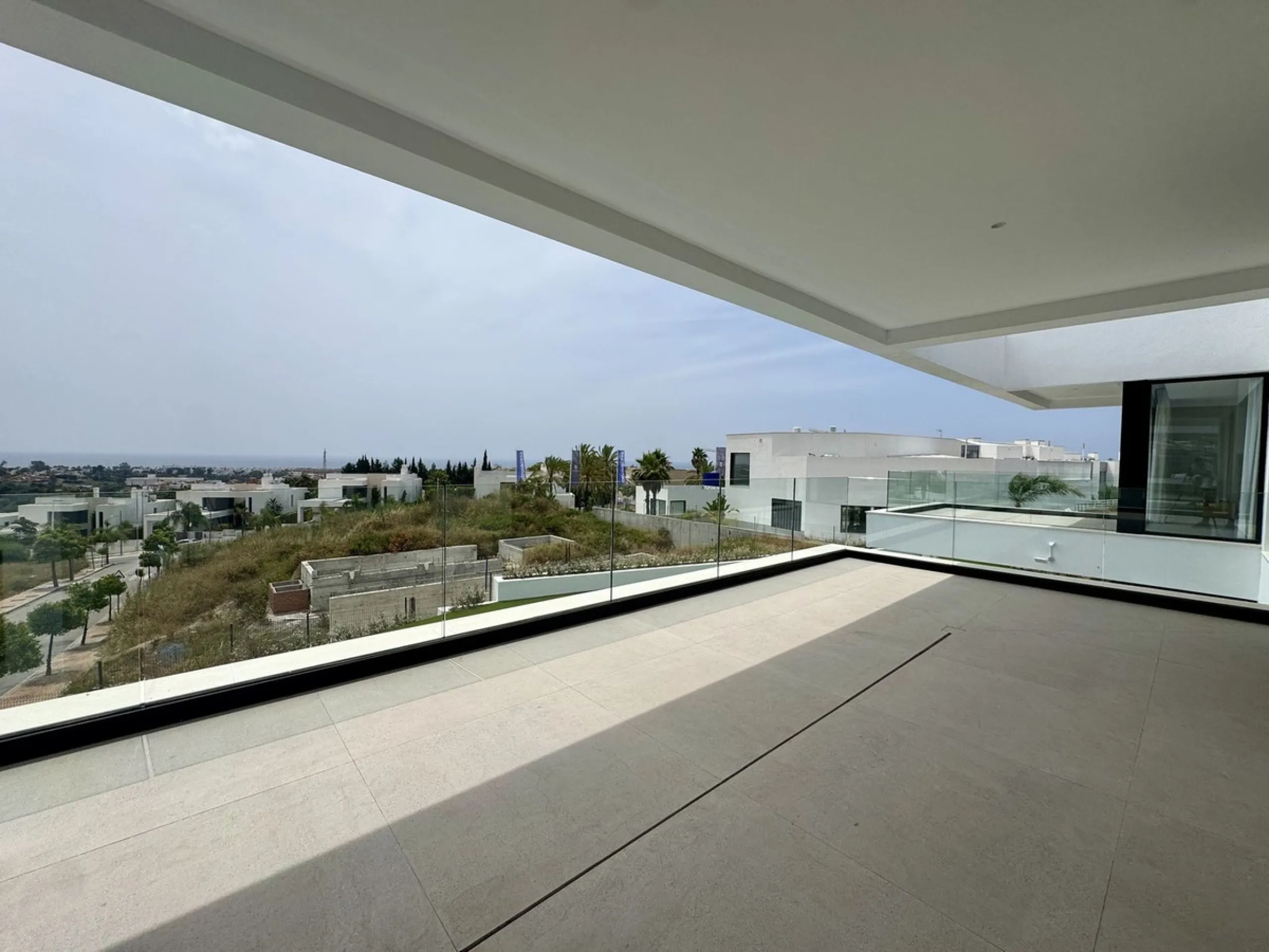 House - Detached Villa в продаже в Estepona, Málaga. В доме 6 спален и 7 ванных комнат. Площадь дома 460 м². Площадь участка 1067 м²