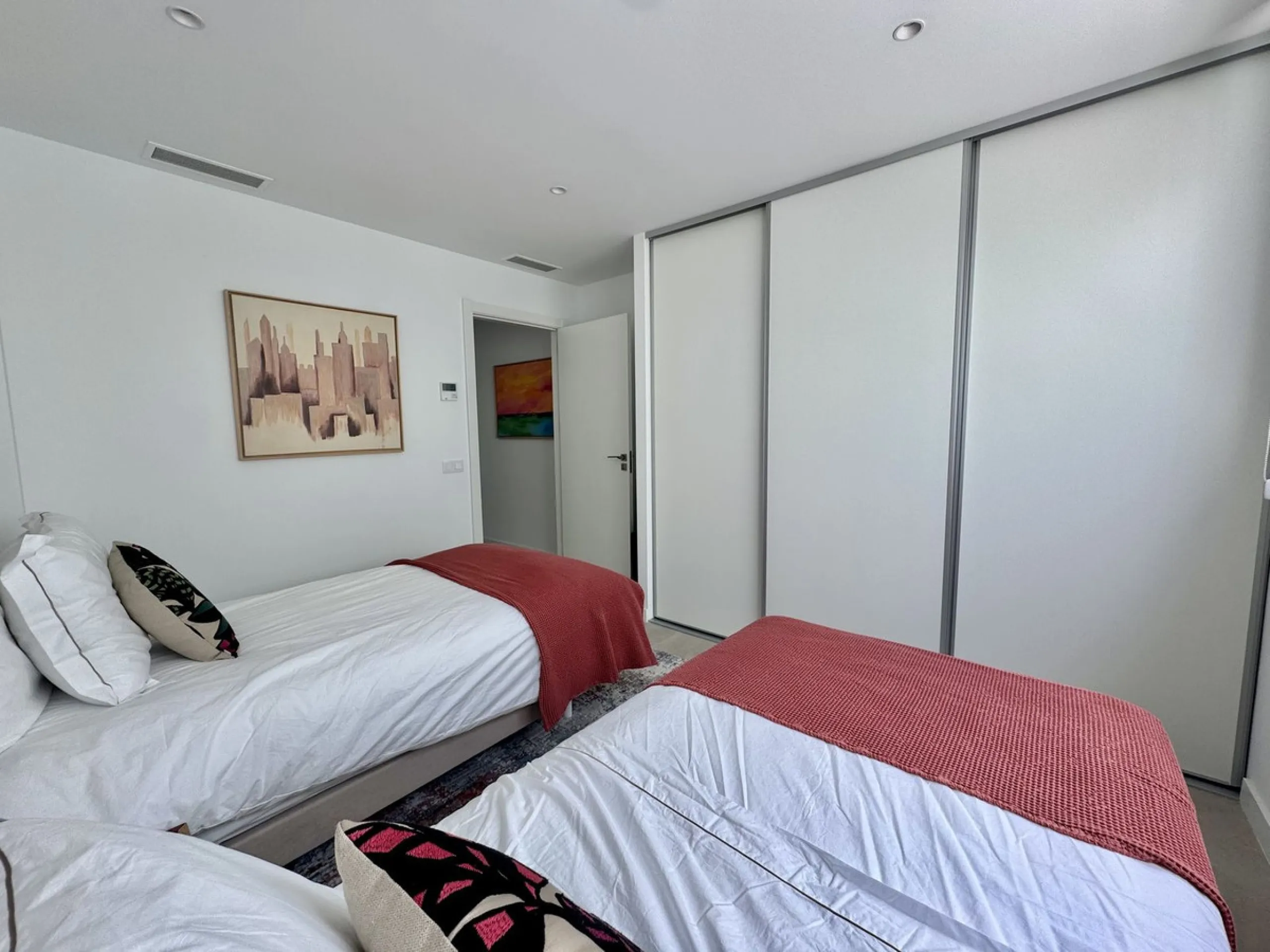 House - Detached Villa в продаже в Estepona, Málaga. В доме 6 спален и 7 ванных комнат. Площадь дома 460 м². Площадь участка 1067 м²