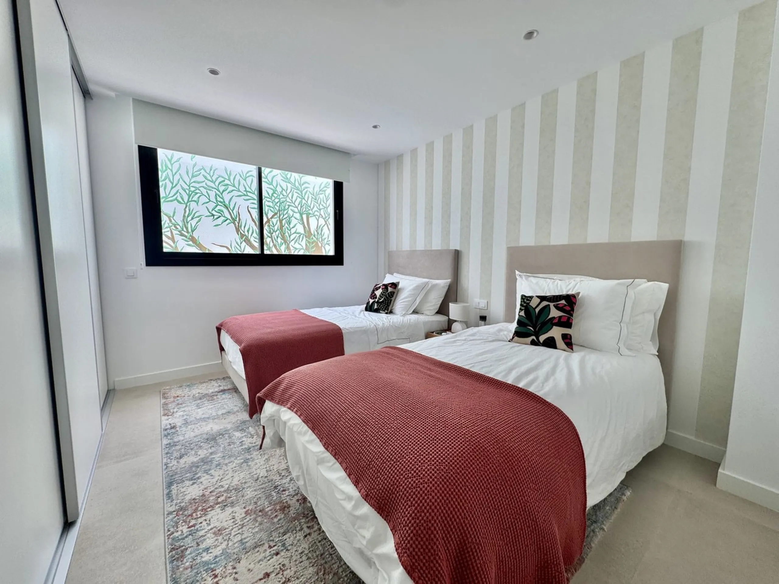 House - Detached Villa в продаже в Estepona, Málaga. В доме 6 спален и 7 ванных комнат. Площадь дома 460 м². Площадь участка 1067 м²
