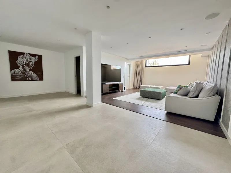 House - Detached Villa в продаже в Estepona, Málaga. В доме 6 спален и 7 ванных комнат. Площадь дома 460 м². Площадь участка 1067 м²