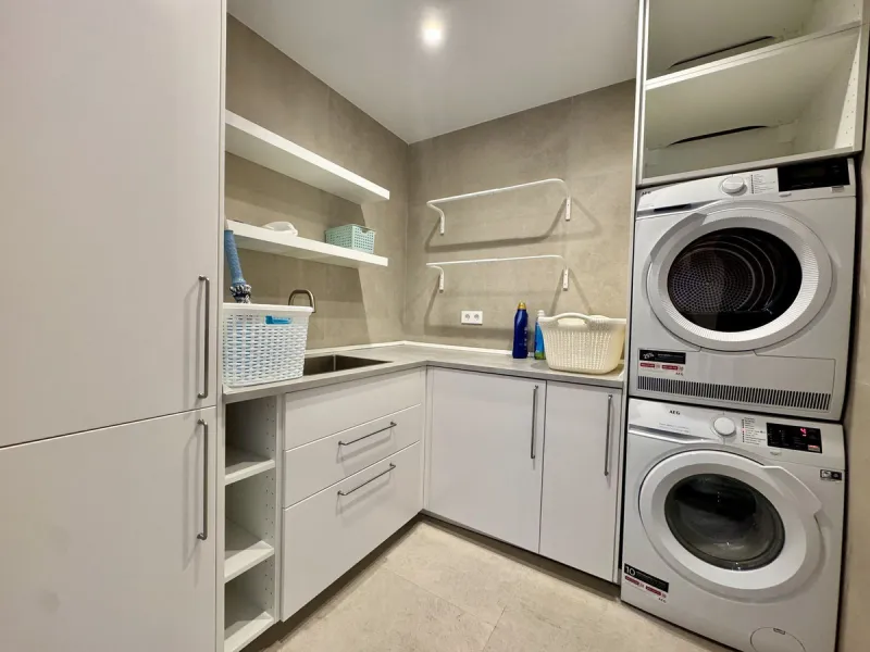 House - Detached Villa в продаже в Estepona, Málaga. В доме 6 спален и 7 ванных комнат. Площадь дома 460 м². Площадь участка 1067 м²