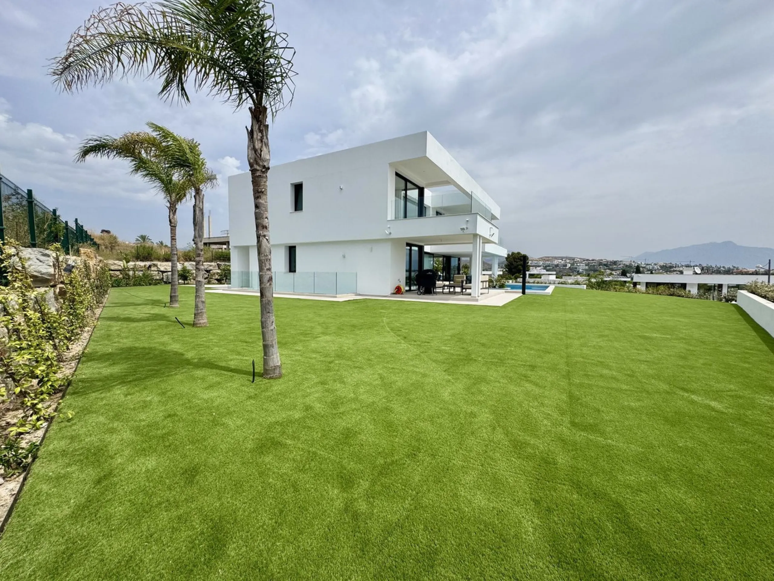 House - Detached Villa в продаже в Estepona, Málaga. В доме 6 спален и 7 ванных комнат. Площадь дома 460 м². Площадь участка 1067 м²