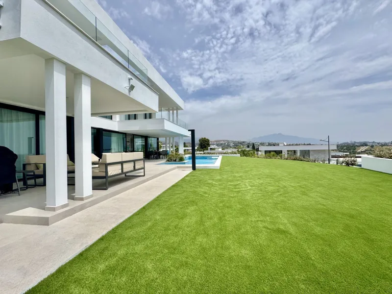 House - Detached Villa в продаже в Estepona, Málaga. В доме 6 спален и 7 ванных комнат. Площадь дома 460 м². Площадь участка 1067 м²