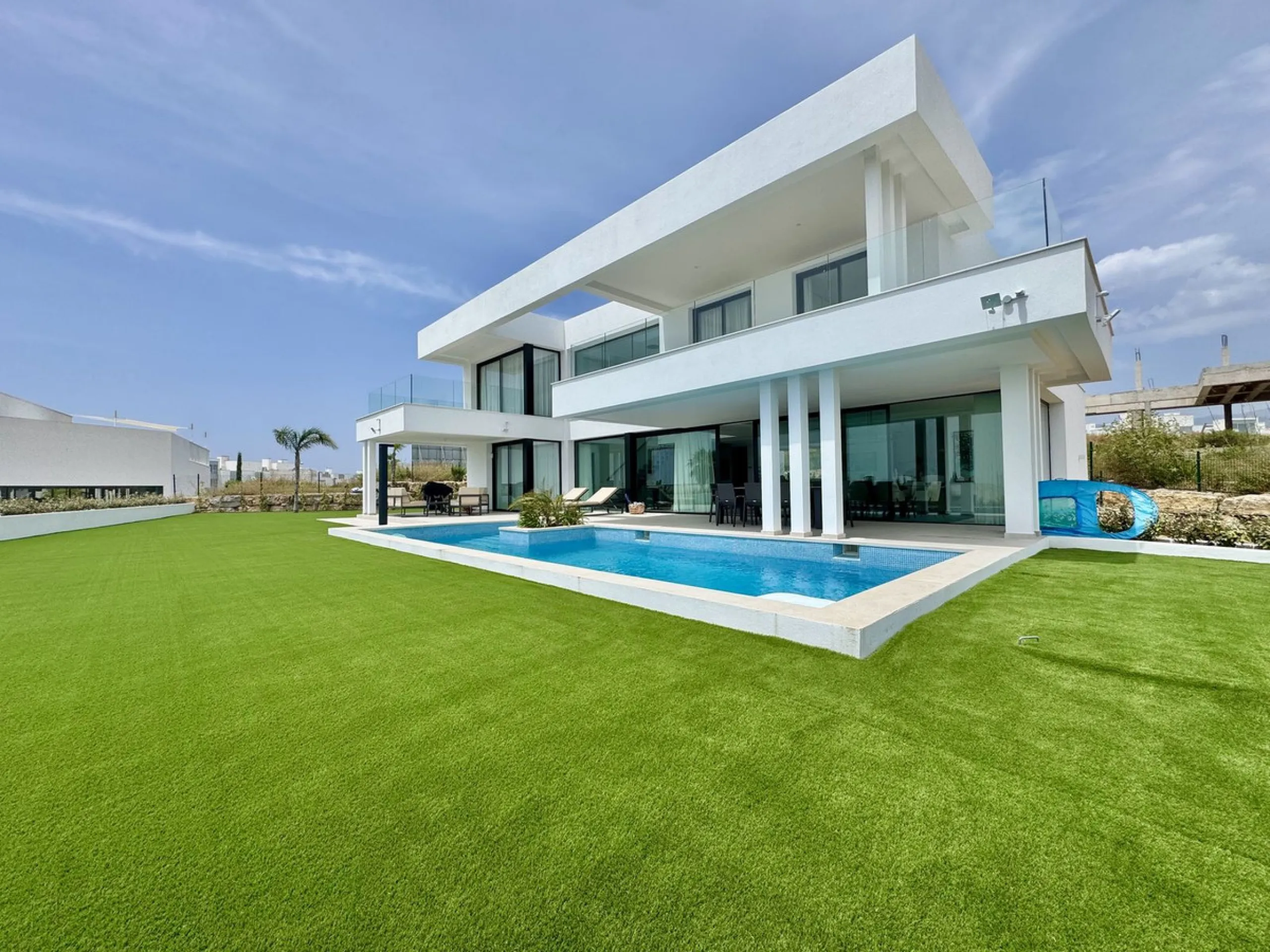 House - Detached Villa в продаже в Estepona, Málaga. В доме 6 спален и 7 ванных комнат. Площадь дома 460 м². Площадь участка 1067 м²