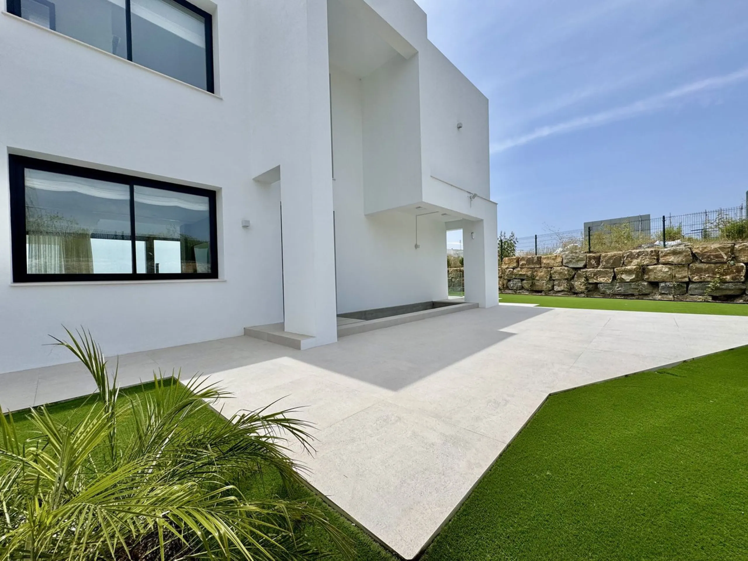 House - Detached Villa в продаже в Estepona, Málaga. В доме 6 спален и 7 ванных комнат. Площадь дома 460 м². Площадь участка 1067 м²