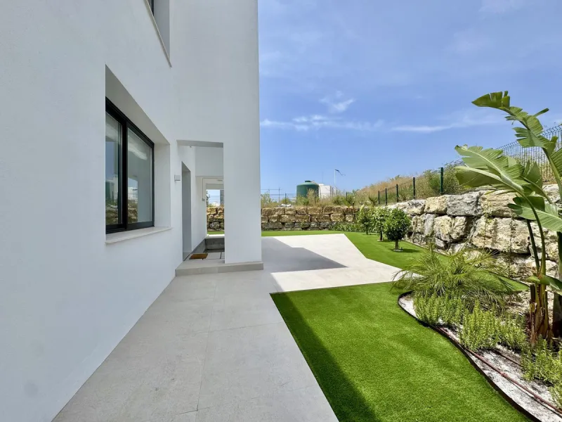 House - Detached Villa в продаже в Estepona, Málaga. В доме 6 спален и 7 ванных комнат. Площадь дома 460 м². Площадь участка 1067 м²