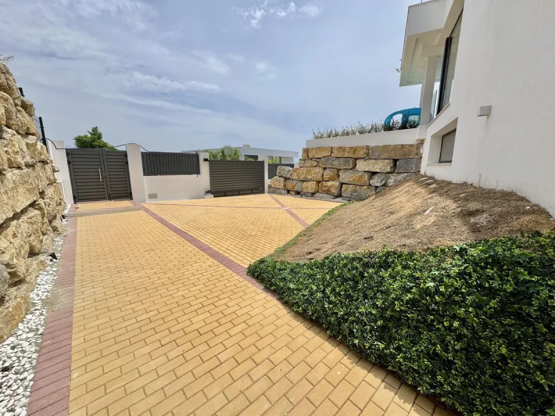 House - Detached Villa в продаже в Estepona, Málaga. В доме 6 спален и 7 ванных комнат. Площадь дома 460 м². Площадь участка 1067 м²