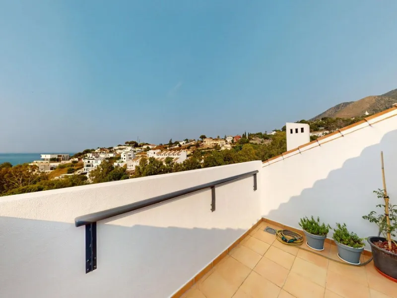 Large townhouse with sea views in Torremuelle, steps away from the British College