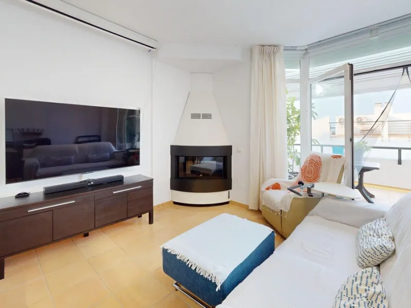 Large townhouse with sea views in Torremuelle, steps away from the British College