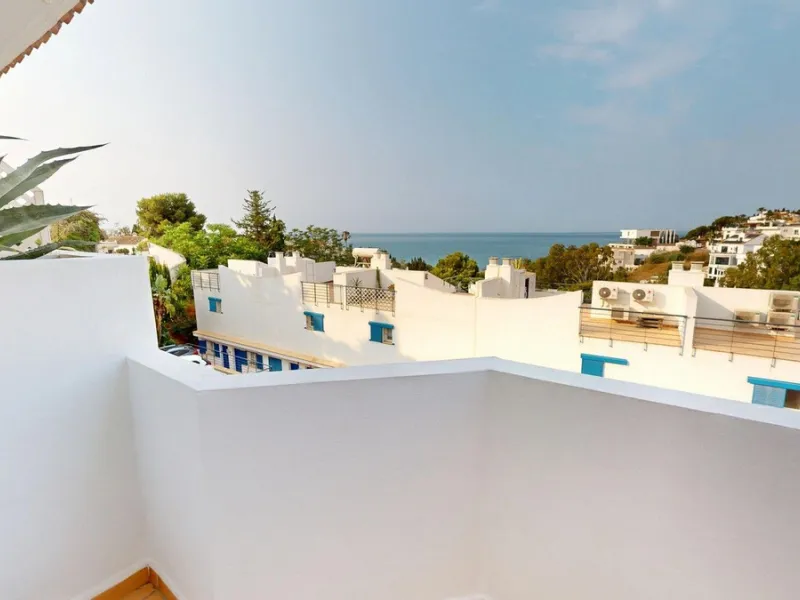 Large townhouse with sea views in Torremuelle, steps away from the British College