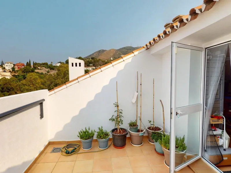 Large townhouse with sea views in Torremuelle, steps away from the British College