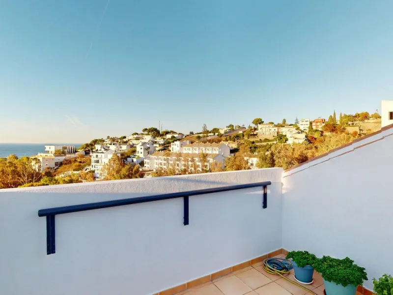 Large townhouse with sea views in Torremuelle, steps away from the British College