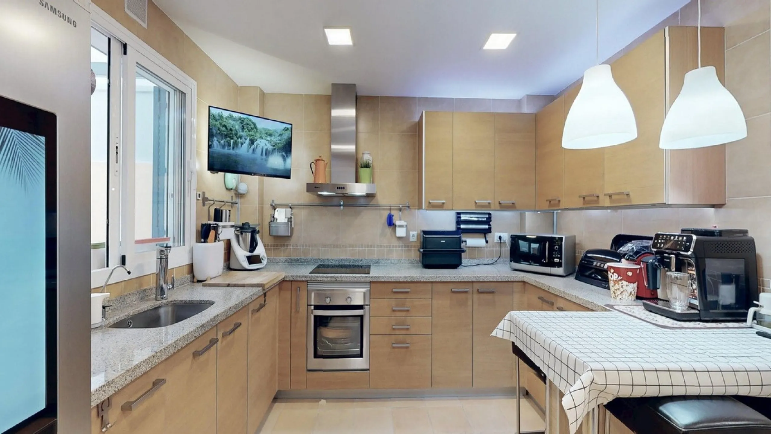 Large townhouse with sea views in Torremuelle, steps away from the British College
