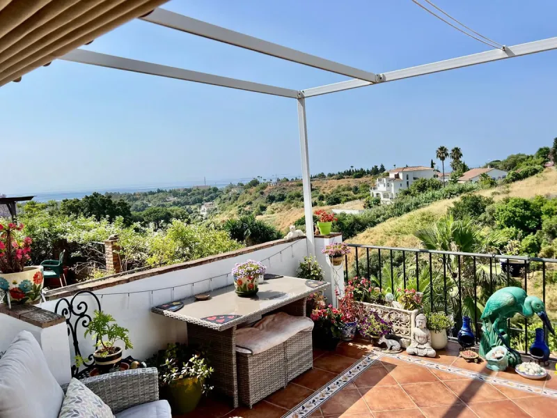 Charming 3-Bedroom Townhouse with Sea Views in Puerto Romano