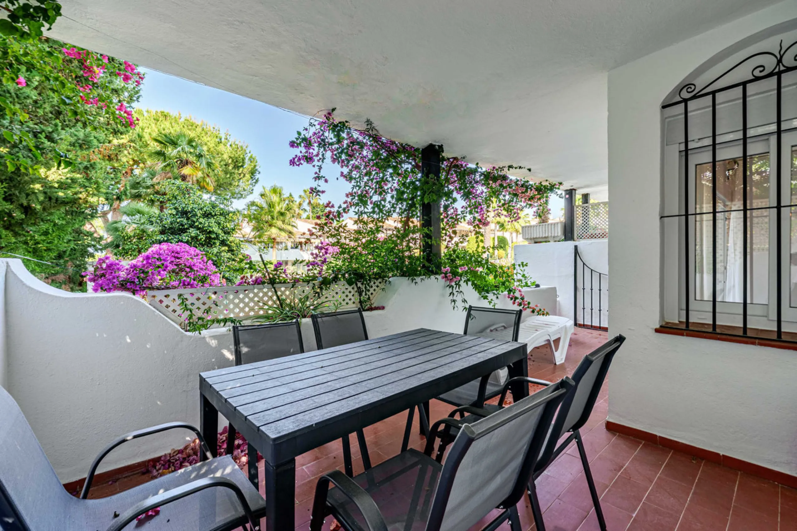 This magnificent ground floor apartment is located in Vivero de Marbella, a quiet, low-rise residential complex in the prestigious Sierra Blanca area on Marbella's Golden Mile, between Imara and Le Blanc. Recently renovated with high-quality materials, th