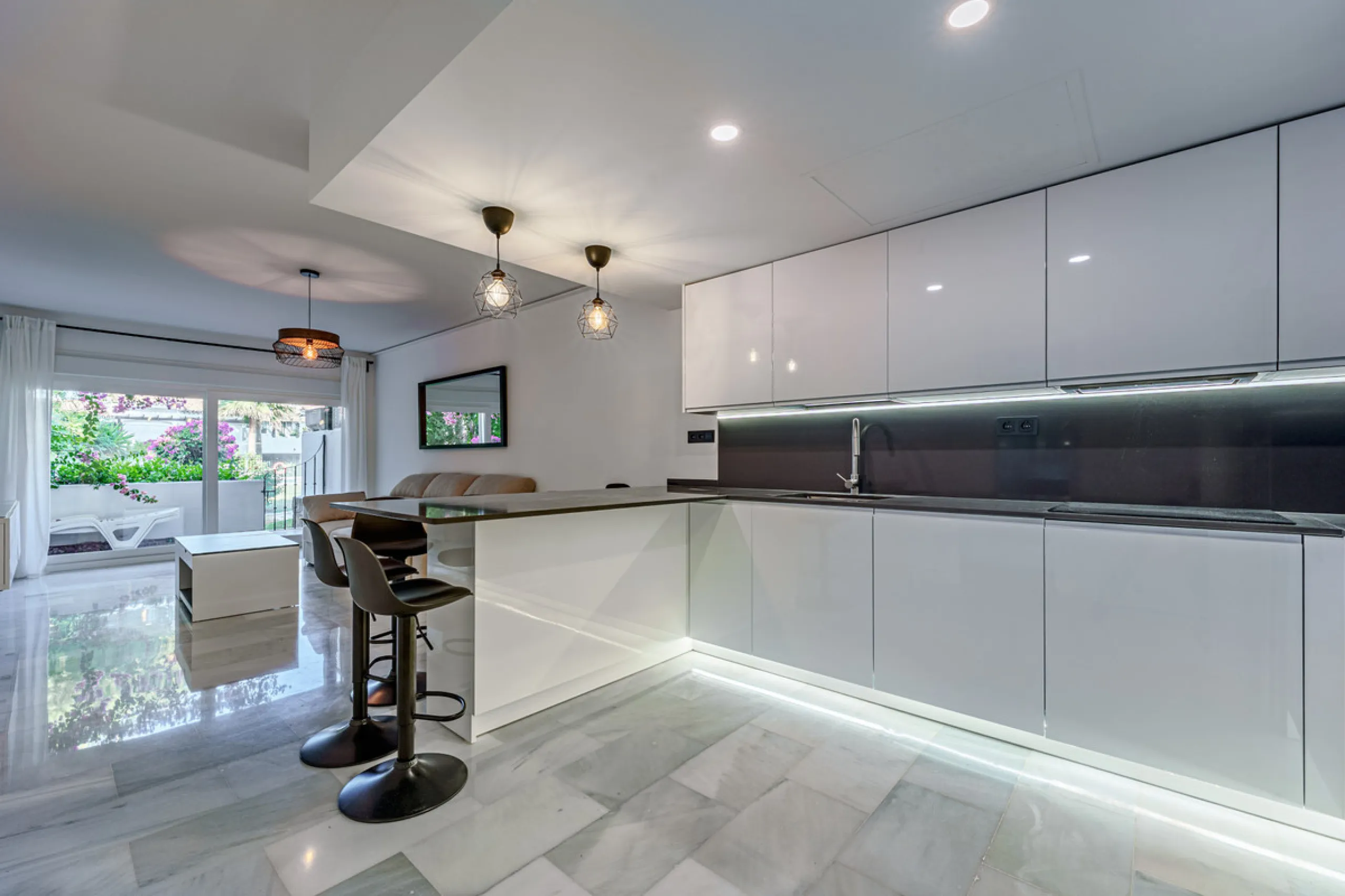 This magnificent ground floor apartment is located in Vivero de Marbella, a quiet, low-rise residential complex in the prestigious Sierra Blanca area on Marbella's Golden Mile, between Imara and Le Blanc. Recently renovated with high-quality materials, th