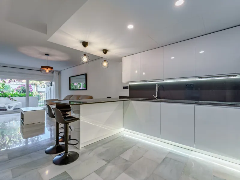 This magnificent ground floor apartment is located in Vivero de Marbella, a quiet, low-rise residential complex in the prestigious Sierra Blanca area on Marbella's Golden Mile, between Imara and Le Blanc. Recently renovated with high-quality materials, th